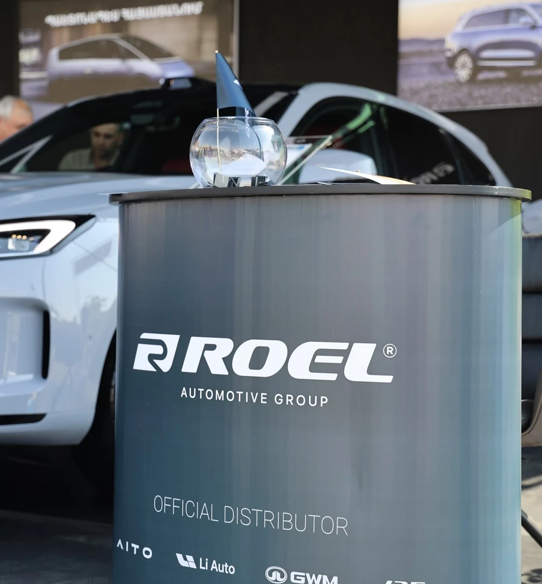 Կոր պրոմո սեղան՝ ROEL Automotive Group բրենդավորմամբ
