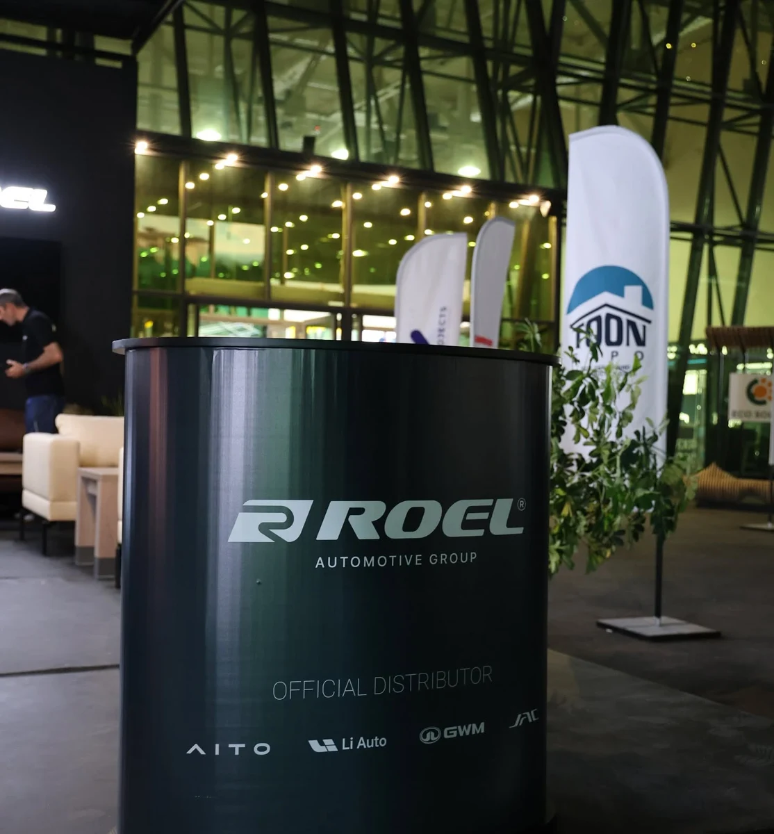 Կոր պրոմո սեղան՝ ROEL Automotive Group բրենդավորմամբ
