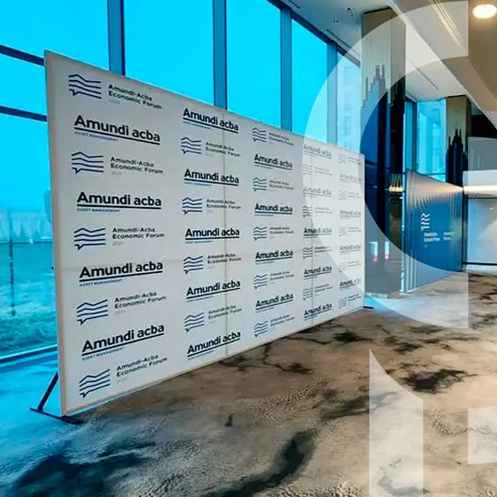Amundi–ACBA Economic Forum-ի սպիտակ ֆոտոպատը՝ կրկնվող լոգոներով