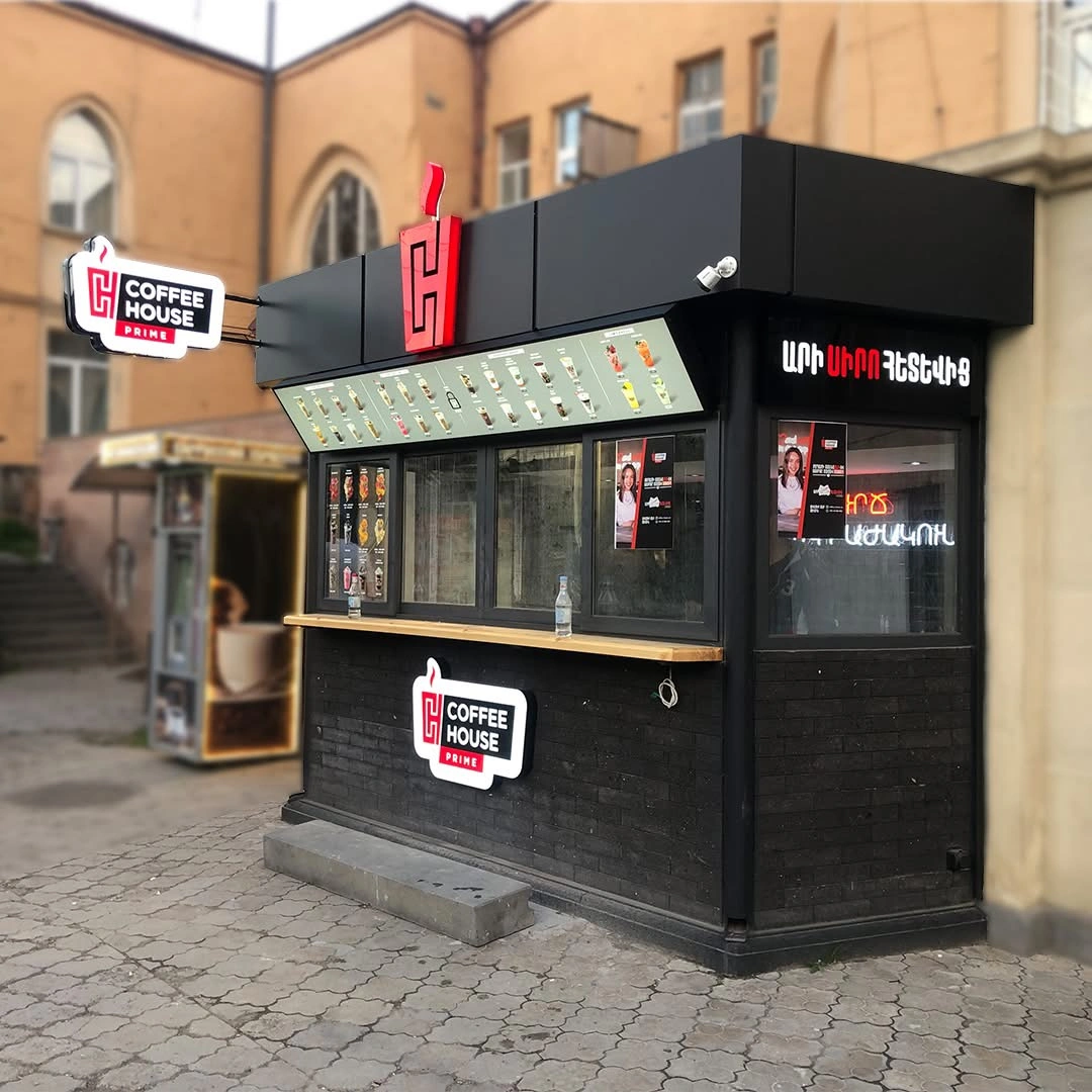 Coffee House Prime-ի սև կետը՝ կարմիր ծավալային լոգոյով և երկու սպիտակ լուսային ցուցանակներով