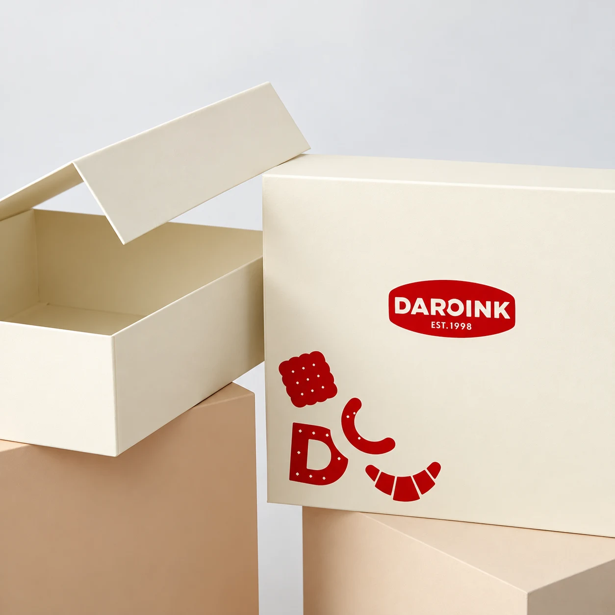 DAROINK-ի բաց երանգի տուփերը կարմիր լոգոյով և գրաֆիկայով