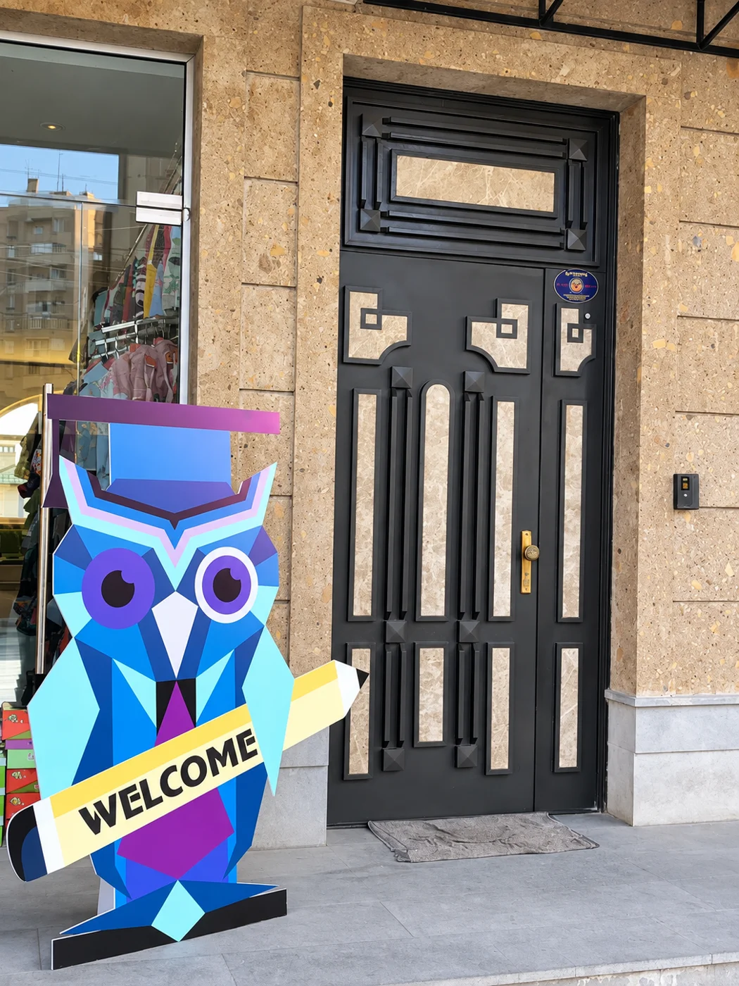 IQ Center-ի մուտքի գունավոր բուն՝ WELCOME գրությամբ