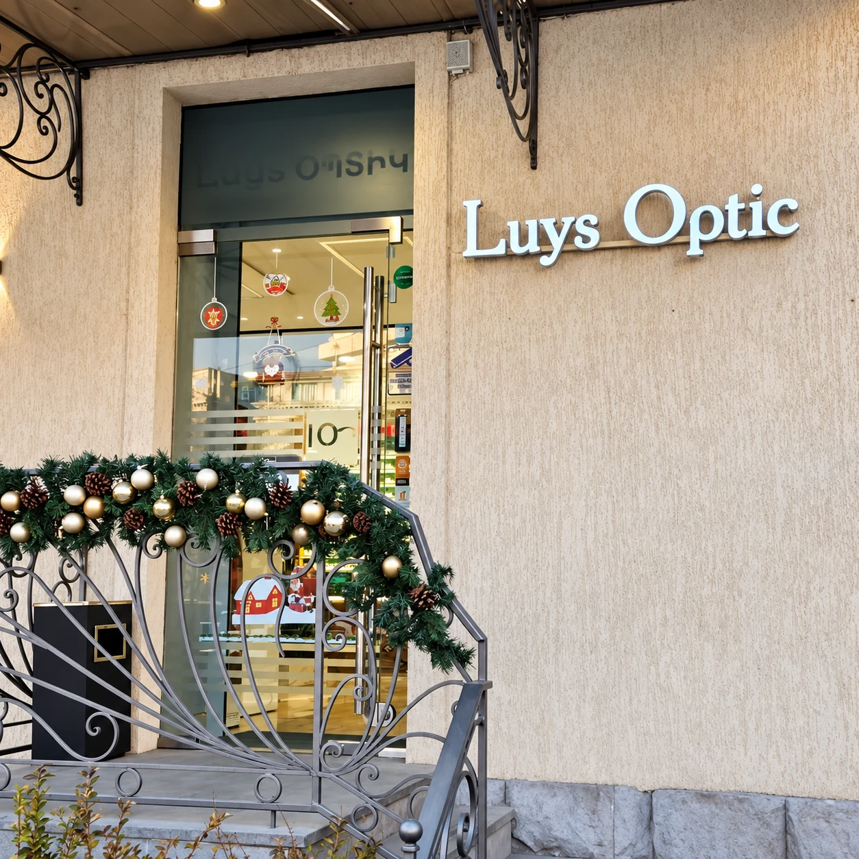 Luys Optic-ի սպիտակ ծավալային տառերը մուտքի պատին