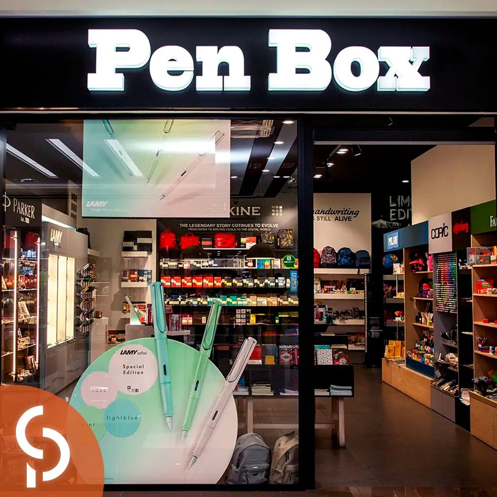 Pen Box խանութի սպիտակ լուսային ցուցանակն ու մուտքի ապակու գրաֆիկան
