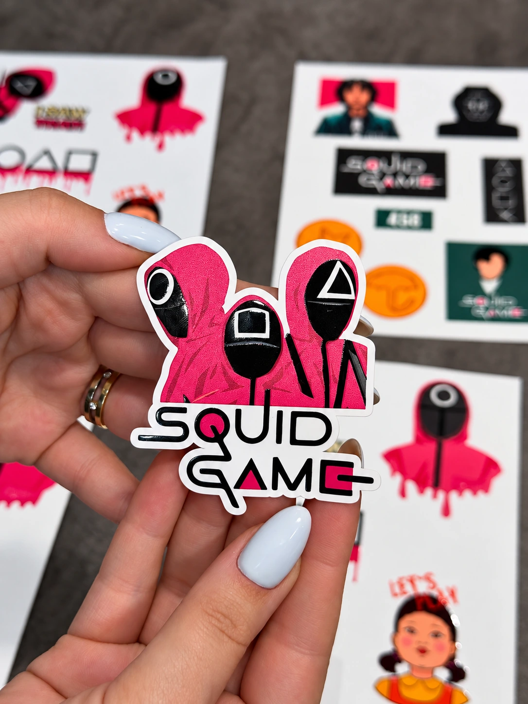 Squid Game-ի երեք վարդագույն կերպարներով ձևային կտրված սթիքերը