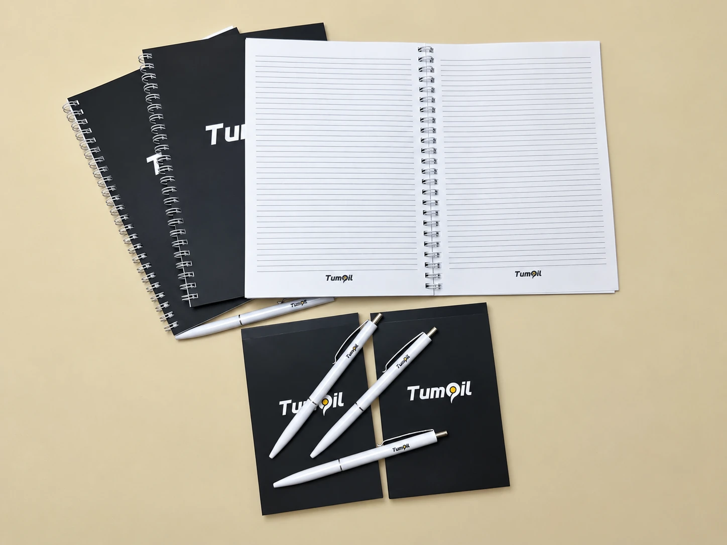 Tumoil-ի սև շապիկով նոթատետրերն ու սպիտակ գրիչները